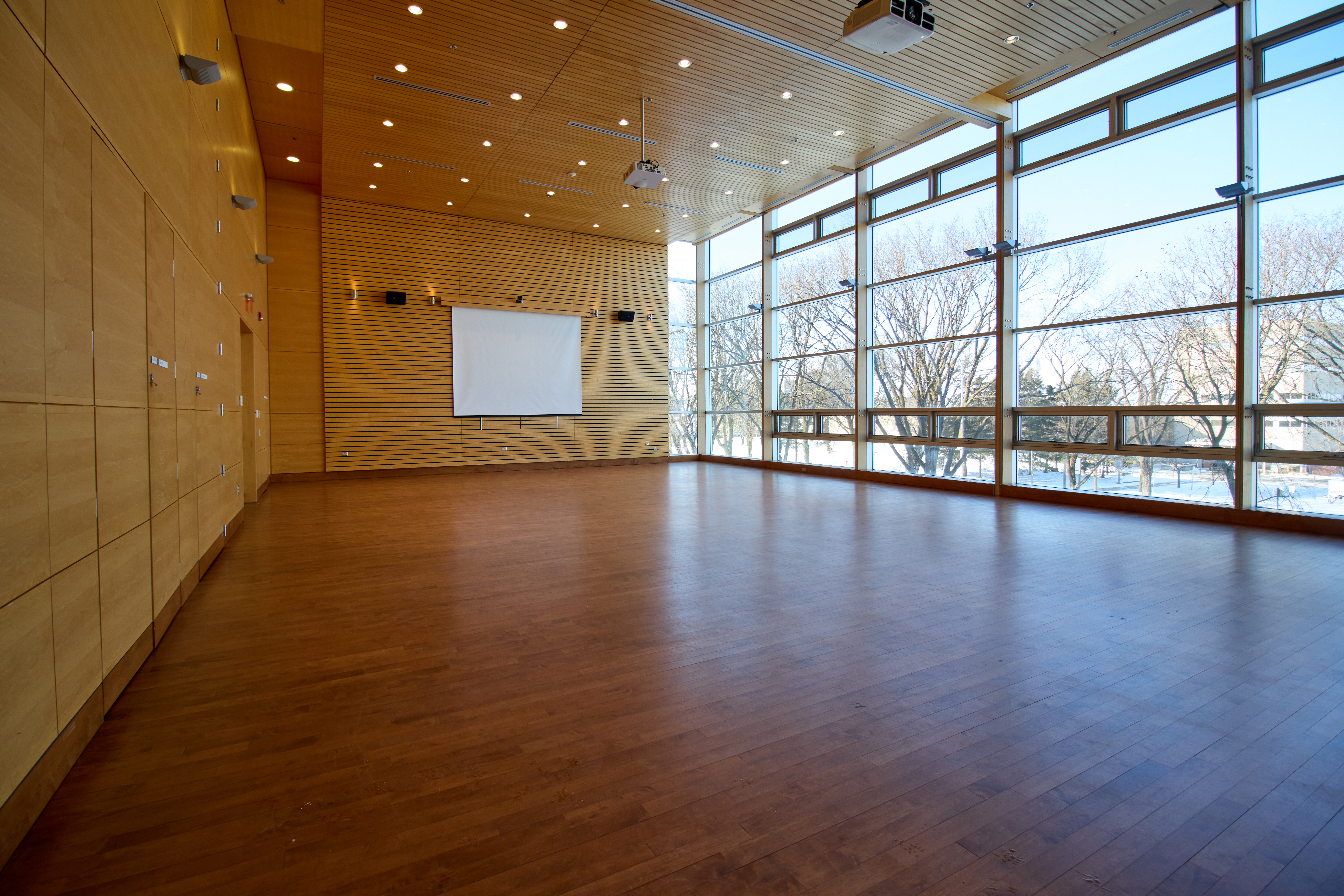 salle avec grandes fenêtres laissant entrer la lumière